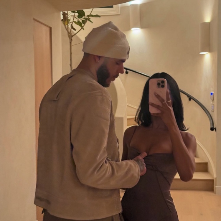 往哪瞄呢👀朗佐-鲍尔晒与女友合照 拉开衣服光明正大饱眼福